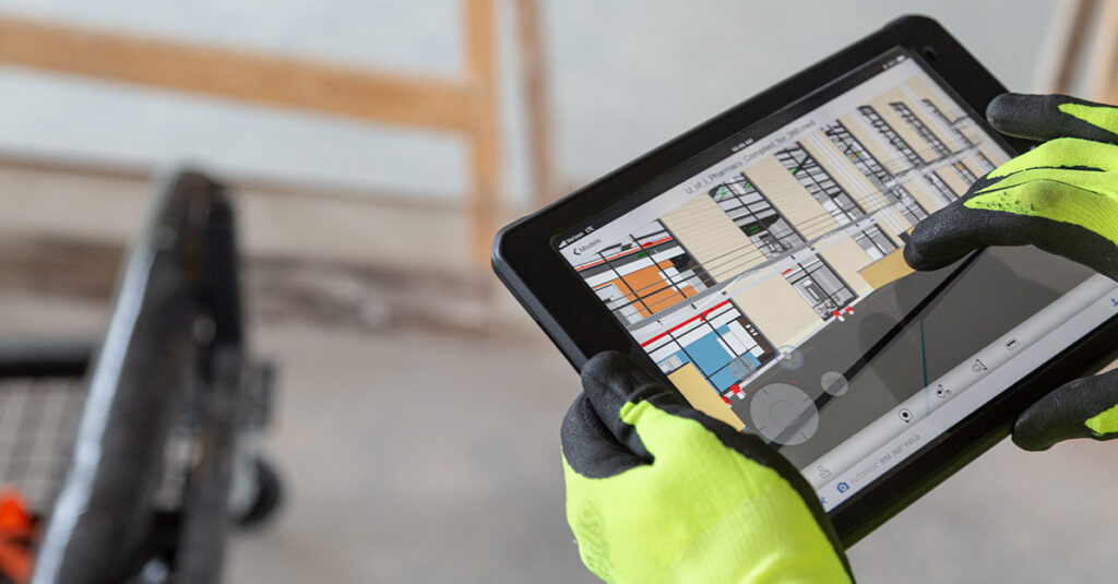 Construction worker using BIM 360 on a tablet - Autodesk Build